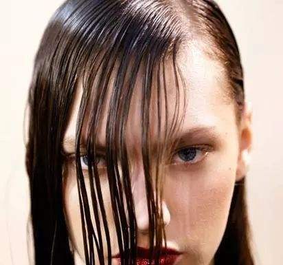 夏天到了头发轻易油腻应该如何预防？女士头发出油软塌应该怎么办？